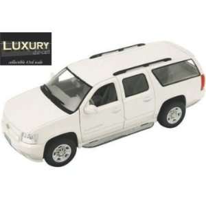  2009 Chevrolet Suburban SUV 1:43 Scale   White: Toys 