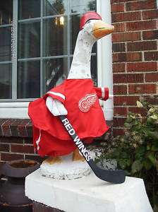 GOOSE CLOTHES 4 LAWN GOOSE RED WINGS HOCKEY CMNT PLSTC  