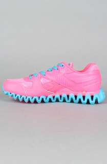 Reebok The Classic Zig Runner in Neon Pink and Feather Blue 